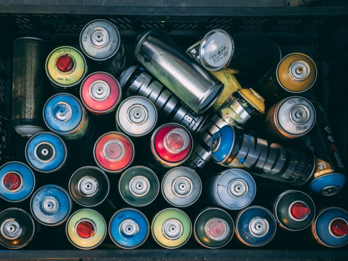 lakiery w sprayu