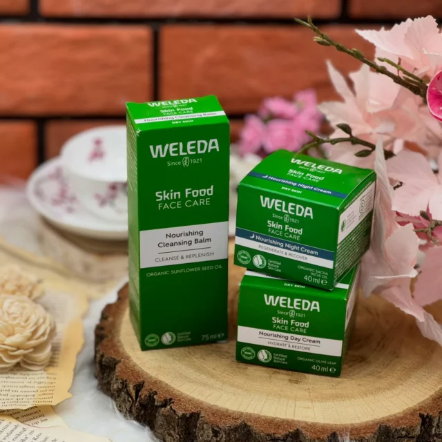 Post powstał przy współpracy reklamowej z marką @weleda_polska 

Sucha skóra? Znamy się aż za dobrze… Jednak tym razem to ja mam asa w rękawie 💚

Odkąd testuję produkty z serii Weleda Skin Food, pozbyłam się tego problemu. Te kosmetyki to naturalne wsparcie dla skóry, która woła o ratunek.

✨ Odżywczy balsam do mycia twarzy zachwycił mnie swoimi efektami. Zostaje po nim czysta, miękka skóra bez uczucia ściągnięcia.

🌿 Krem na dzień? Prawdziwa perełka! Lekki, nie roluje się, świetnie sprawdza się pod makijaż. Moja cera wygląda na wypoczętą, jak po weekendzie offline.

🌙 A krem na noc? To już czysta regeneracja. Działa antyoksydacyjnie, koi, nawilża, a rano buzia jest… no właśnie, po prostu szczęśliwa.

To wszystko przy 100% naturalnym składzie, bez silikonów i sztucznych zapachów. I wiecie co? Moja wrażliwa skóra mówi mi jedno: „Więcej takich produktów!” 🌱

#weleda #kosmetykinaturalne #naturally #weleda_polska #naturalnapielęgnacja #weledaskinfood #Skincare #pielęgnacjaciała #nawilzenie