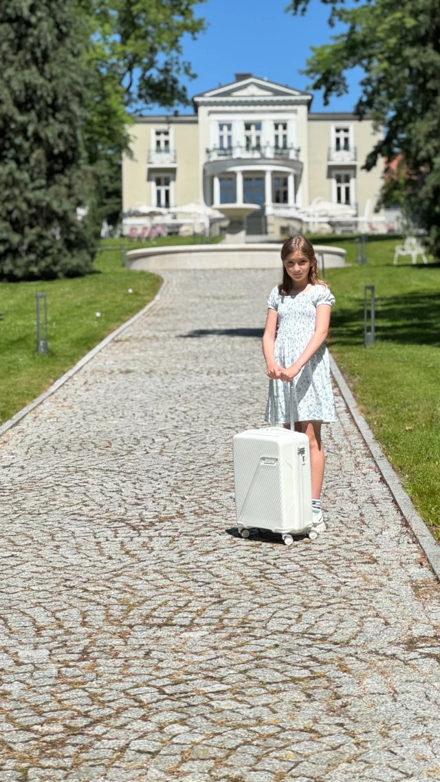 [współpraca reklamowa] dla @wittchencom

Stylowa, lekka i niesamowicie funkcjonalna – nasza nowa walizka kabinowa od WITTCHEN to prawdziwy must have każdej podróży ✈️🧳 Jej kompaktowy rozmiar sprawia, że jest bardzo wygodna, a jednocześnie mieści wszystko, co najważniejsze. Świetnie przemyślany układ wnętrza, ciche kółka, teleskopowa rączka i solidne wykończenie to połączenie, które doceni każdy, kto ceni komfort i klasę w jednym.

Minimalistyczny design i piękny kolor wpisują się w trend #WalkInSoftColours, a jakość wykonania – jak zawsze u WITTCHEN – nie zawodzi. Walizka jest lekka, poręczna i po prostu... piękna!

Jeśli polujecie na nową walizkę (albo coś z galanterii, odzieży czy butów), to mam świetną wiadomość – trwa właśnie wielki Kiermasz WITTCHEN! 🔥 Tylko do 16 czerwca możecie skorzystać z rabatów do -70% – zarówno online, jak i stacjonarnie!

👜 Sprawdźcie koniecznie na www.wittchen.com

#WITTCHEN #WittchenFreeOnBoard #trnd