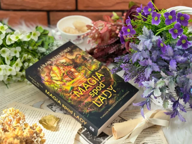 „Magia spod lady” to książka, która czaruje i koi. Idealna dla tych, którzy szukają czegoś spokojnego, nastrojowego, z klimatem małego miasteczka, bibliotecznych regałów i sekretnego ogrodu pełnego czarów. To powieść, która przywraca wiarę w dobro, przypomina o sile życzliwości i pokazuje, że czasem największą odwagą jest po prostu… pozwolić sobie żyć. Dla fanów cozy fantasy – must-read. Dla tych, którzy nie są przekonani – warto spróbować. Bo ta książka to nie tylko dżem i cynamonowe bułeczki. To magia, która naprawdę istnieje.

—
Tekst pochodzi z mojej strony Miye’s Imaginations https://miye.eu na której znajdziesz pełną recenzję książki 💕 [współpraca] @wydawnictwojaguar #cozyfantasy #takczytam #bookstagrampl