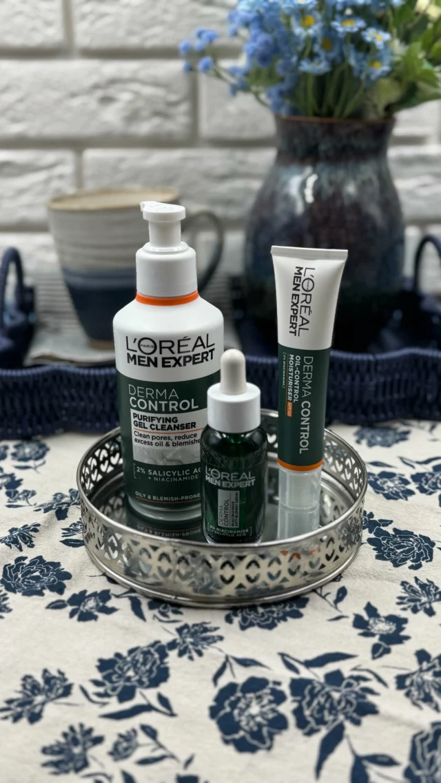Kosmetyki Derma Control to kompleksowy zestaw, który skutecznie i szybko poprawia kondycję skóry, przy minimalnej ilości kroków i idealnej dla mężczyzny prezentowej formie. Połączenie działania i wygody sprawia, że to prezent trafiony i praktyczny — szczególnie jeśli zależy Ci na tym, by ktoś poczuł się pewniej we własnej skórze.

Oto moja propozycja zestawu prezentowego:

 • Oczyszczający żel – idealny „start” dzień po dniu.

 • Serum przeciw niedoskonałościom – intensywna kuracja punktowa.

 • Krem nawilżająco‑matowy z SPF 30 – ochrona i utrzymanie skóry w formie.

@lorealparis #lorealparis #skincare #menexpert #dermacontrol #współpracareklamowabcl @beautycolab_pl #beautycolab