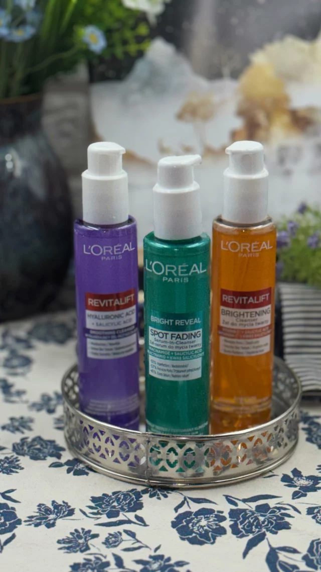 W pielęgnacji lubię mieć wybór i dopasowywać produkty do aktualnych potrzeb skóry. Dlatego trzy różne żele od L’Oréal Paris świetnie wpasowały się w mój codzienny rytuał. Każdy z nich ma inną formułę i inne zadanie, dzięki czemu mogę precyzyjnie reagować na to, co danego dnia dzieje się z moją cerą.

⸻

1. Bright Reveal z niacynamidem i kwasem salicylowym

➡ Konsystencja: żelowo-serum, lekko kremowa.
➡ Formuła: zawiera niacynamid i kwas salicylowy, działa oczyszczająco i redukuje niedoskonałości.
➡ Efekty: Już po pierwszym użyciu skóra jest odświeżona, a po dłuższym stosowaniu widzę redukcję sebum i wygładzenie. Testy potwierdzają: -41% sebum po 8 godzinach, a po 4 tygodniach -51% niedoskonałości i -57% przebarwień potrądzikowych.

Dla mnie idealny na dni, kiedy czuję, że skóra potrzebuje solidnego oczyszczenia i walki z niedoskonałościami.

⸻

2. Revitalift Rozświetlający z witaminą C i kwasem salicylowym

➡ Konsystencja: klasyczny żel, lekko pieniący się.
➡ Formuła: witamina C (pochodna) i kwas salicylowy, działanie rozświetlające i oczyszczające.
➡ Efekty: Skóra po nim jest miękka, elastyczna, zauważalnie rozświetlona. Koloryt bardziej wyrównany, a pory mniej widoczne.

Sięgam po niego rano — świetnie przygotowuje skórę pod makijaż, nadając jej zdrowy blask.

⸻

3. Revitalift Wygładzający z kwasem hialuronowym

➡ Konsystencja: żel, zauważalnie nawilżający już przy aplikacji.
➡ Formuła: wzbogacona o kwas hialuronowy, który intensywnie nawilża, wygładza i oczyszcza bez podrażnień.
➡ Efekty: Skóra miękka, nawilżona, bez uczucia ściągnięcia. Nadaje się nawet do skóry wrażliwej.

Używam go wieczorem, szczególnie gdy skóra jest przesuszona albo po całym dniu spędzonym w klimatyzowanych pomieszczeniach.

⸻

Mój ulubieniec?

Zdecydowanie Revitalift Wygładzający z kwasem hialuronowym. Choć każdy z żeli znalazł swoje miejsce w mojej rutynie, to ten z kwasem hialuronowym najbardziej przekonał mnie uczuciem komfortu, jakie zostawia na skórze. Zero podrażnień, idealne nawilżenie — skóra po nim wygląda na wypoczętą i zdrową. 💕✨ @lorealparis #lorealparis #skincare #cleansers#współpracareklamowabcl @beautycolab_pl #beautycolab