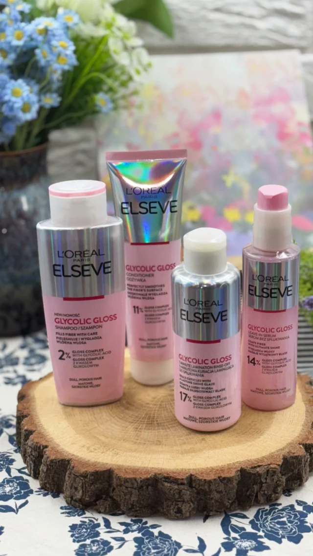✨ Efekt glass hair w 5 minut? Challenge accepted! 💖

Testuję całą linię L’Oréal Paris Elseve Glycolic Gloss – od szamponu, przez odżywkę, aż po kurację laminującą i serum bez spłukiwania.

Włosy są wyraźnie gładsze, bardziej lśniące i mniej szorstkie już po pierwszym użyciu! 🌸

Największe zaskoczenie? Serum – lekkie, nieobciążające, a jednocześnie pięknie wygładza i daje blask jak z reklamy. A zapach? CUDO! 😍

To właśnie lubię w pielęgnacji – szybki efekt, który naprawdę widać i czuć.

Wszystko z pomocą kwasu glikolowego i kompleksu gloss, który działa jak laminacja w butelce ✨

#glasshair #elseve #haircare #współpracareklamowabcl

@lorealparis @beautycolab_pl #beautycolab