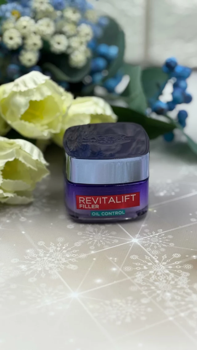 Poranek bez świecenia ✨ – testuję Revitalift Filler Oil Control od L’Oréal Paris 💕

Od kilku dni w mojej porannej rutynie króluje nowość – żel-krem matujący Revitalift Filler Oil Control od @lorealparis. I powiem jedno: moja mieszana cera mówi mu TAK.

Ma lekką, żelową konsystencję, która dosłownie wtapia się w skórę. Nie zostawia tłustej warstwy, nie roluje się pod makijażem, a uczucie nawilżenia czuć od razu po aplikacji. Używam go zaraz po oczyszczeniu twarzy i hydrolacie – jako bazę przed SPF-em.

Co robi przez resztę dnia? Trzyma sebum w ryzach. Naprawdę. Do tej pory mat utrzymywał się u mnie max 2–3 godziny. Teraz jest spokojnie 6–7. A przy tym skóra nadal wygląda świeżo i nie jest przesuszona.

Jeśli szukacie lekkiego kremu, który nawilży, ale nie obciąży i ogarnie błysk w strefie T – sprawdźcie go koniecznie!

@lorealparis #lorealparis #skincare #revitaliftfiller #współpracareklamowabcl @beautycolab_pl #beautycolab